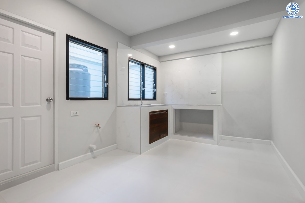 บ้านมือสองตกแต่งใหม่ ม.ปั้นทอง3 ลาดปลาเค้า76 เนื้อที่ 41.3 ตร.ว. ฟังก์ชัน 3 ห้องนอน 2 ห้องน้ำ 1 ห้องอเนกประสงค์ จอดรถได้ 2 คัน สภาพแวดล้อมเยี่ยม เชื่อมต่อ ถ.ประเสริฐมนูกิจ, ถ.เกษตร-นวมินทร์ ใกล้ ม.เกษตร, รถไฟฟ้าสายสีเขียว "สถานีเสนานิคม" และทางด่วน "ฉลองรัช"